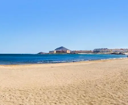 Luxury Beachfront Penthouse דירה