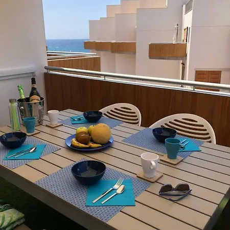 Luxury Beachfront Penthouse דירה *