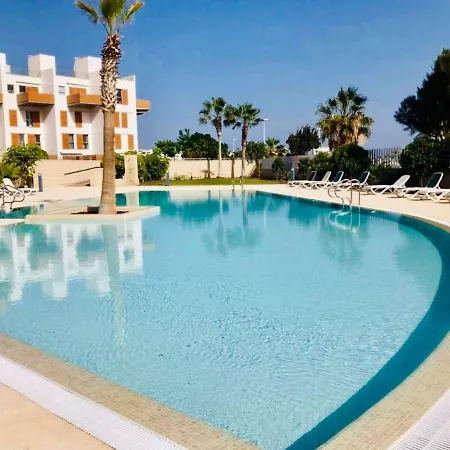 Luxury Beachfront Penthouse אל מדאנו