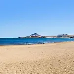 Luxury Beachfront Penthouse شقة