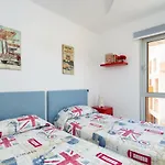 Luxury Beachfront Penthouse شقة